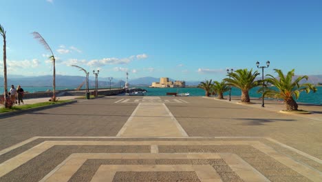 Fortaleza-Bourtzi-Visible-En-El-Soleado-Día-Cálido-En-La-Ciudad-Costera-De-Nafplio