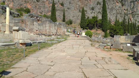 Alter-Kopfsteinpflasterpfad-Zur-Archäologischen-Stätte-Delphi