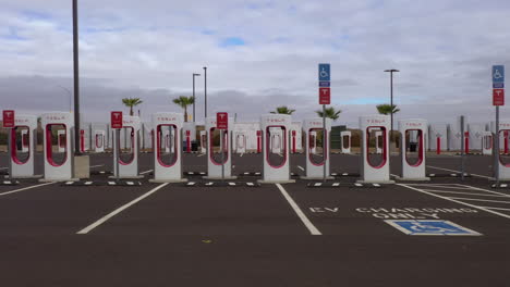 Estación-De-Sobrealimentación-Tesla-Que-Se-Está-Construyendo-En-Harris-Ranch,-Preparándose-Para-Muchos-Futuros-Vehículos-Eléctricos-En-California