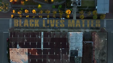 Black-Lives-Matter-Gemalt-Auf-Der-Stadtstraße-In-Birmingham,-Alabama