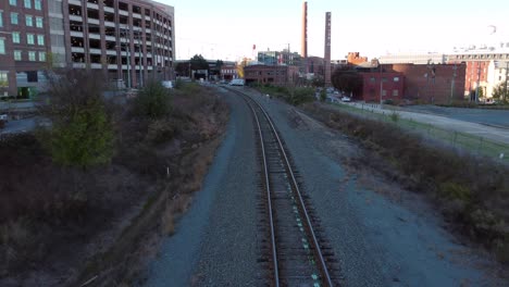 Vía-De-Tren-Que-Conduce-Al-Centro-De-Winston-Salem,-Nc-Con-Torres-Rjr-En-Segundo-Plano