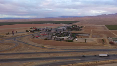 Parada-De-Descanso-Para-Camiones-Y-Moteles-En-Coalinga,-California-Central