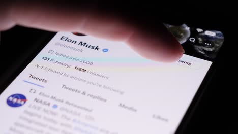 Tippen-Sie-Mit-Der-Hand-Auf-Das-Twitter-Symbol-Auf-Dem-Smartphone-Und-Folgen-Sie-Elon-Moschus-Nicht