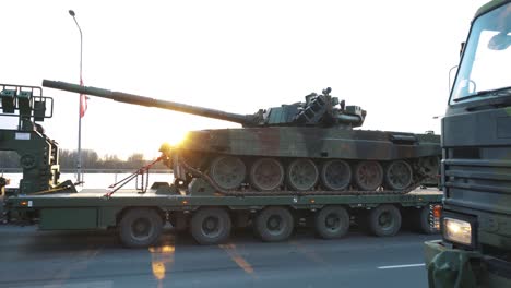 18-De-Noviembre-De-2022-Riga,-Letonia:-Tanques-Y-Soldados-De-La-Otan-En-El-Desfile-Militar-En-Riga,-Letonia