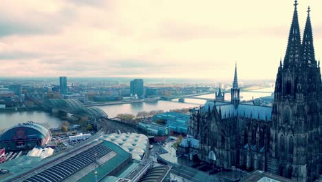 Imágenes-Aéreas-De-La-Catedral-De-Colonia-Con-Vistas-Al-Río-Rhein-Al-Fondo-En-Una-Fresca-Mañana-De-Otoño