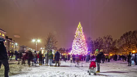 árbol-De-Navidad-Con-Un-Espectáculo-Destacado-En-El-Centro-Del-Pueblo---Lapso-De-Tiempo