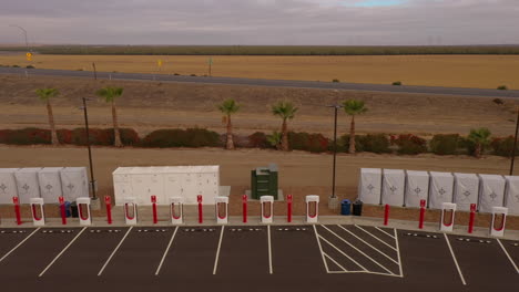 Estación-De-Sobrealimentación-Tesla-Con-Muchas-Estaciones-De-Carga