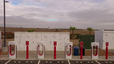 Tesla-Supercharger-station-with-many-charging-stations-all-on-solar-power