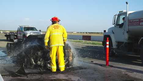 Bombero-Extinguiendo-Y-Examinando-El-Auto-Deportivo-Quemado