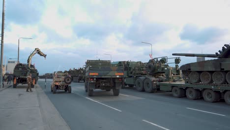 18-De-Noviembre-De-2022-Riga,-Letonia:-Tanques-Y-Soldados-De-La-Otan-En-El-Desfile-Militar-En-Riga,-Letonia