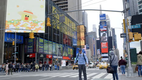 Timelapse-Times-Square-Mit-Verkehr-Und-Menschen