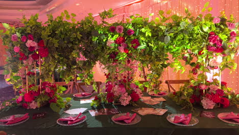 Mesa-De-Boda-Bellamente-Decorada-Con-Flores-Artificiales-E-Iluminada