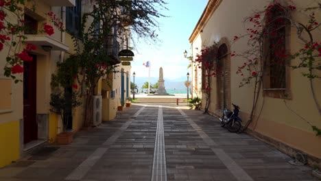 Denkmal-Auf-Dem-Platz-Der-Küstenstadt-Nafplio-Errichtet