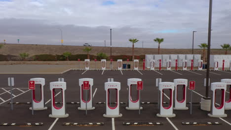 Estación-De-Sobrealimentación-Tesla-Con-Muchas-Estaciones-De-Carga,-Todas-Con-Energía-Solar