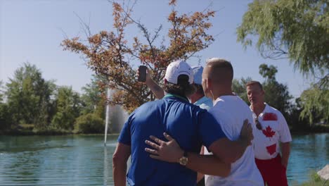 Golfistas-Posando-Para-Una-Selfie