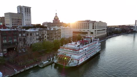 Toma-Aérea-De-Savannah-Que-Establece-La-Reina-De-Georgia-Y-El-Ayuntamiento-Al-Atardecer