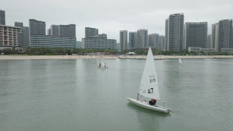 Ejercicios-Del-Club-De-Veleros-Junto-A-La-Orilla-De-La-Playa-En-Huizhou,-China