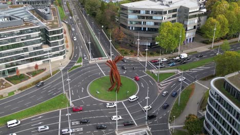 Eine-Schwenkende-Luftaufnahme-Des-Berühmten-Helmut-schmidt-platzes-An-Der-B9-In-Bonn,-Deutschland,-Mit-Der-Arc&#39;89-skulptur-Von-Bernar-Venet