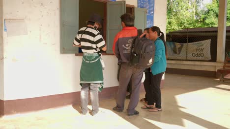 Gente-Asiática-En-La-Cola-Esperando-Para-Obtener-Un-Boleto-De-Autobús-Para-Viajar-En-El-Sudeste-Asiático