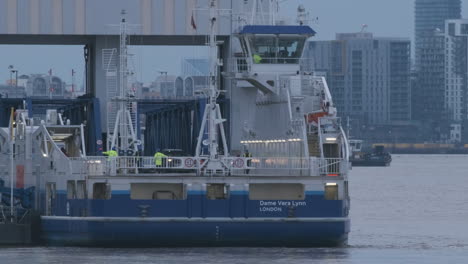 Trabajadores-En-El-Ferry-De-Woolwich,-Río-Támesis