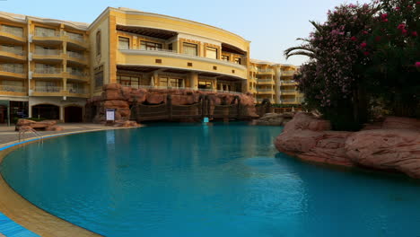 Vista-Junto-A-La-Piscina-Del-Jardín-Vacío-De-La-Zona-De-La-Piscina-En-El-Hotel-Sentido-Palm-Royale-Egipto-Temprano-En-La-Mañana,-Resort-Y-Turismo