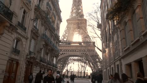 Eiffel-Tower-at-Sunset-in-Paris,-France