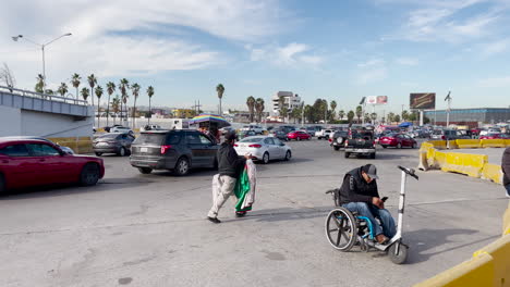 Autos-Y-Vendedores-En-El-Cruce-Fronterizo-En-Tijuana