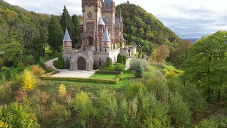 Kippschuss-Der-Drachenburg-Auf-Dem-Drachenfels-In-Königswinter-An-Einem-Kühlen-Herbsttag