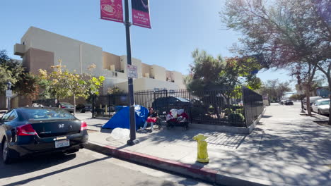 Tiendas-De-Campaña-Improvisadas-Para-Personas-Sin-Hogar-En-La-Esquina-De-Una-Calle-En-San-Diego-En-La-Tienda-De-Buena-Voluntad