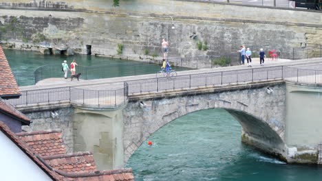 Einheimischer-Mann-Springt-Von-Der-Brücke-In-Der-Aare-In-Bern,-Um-Zu-Pendeln