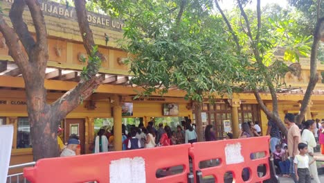 Besucher-Kaufen-Ein-Ticket-Im-Byculla-Zoo,-Mumbai