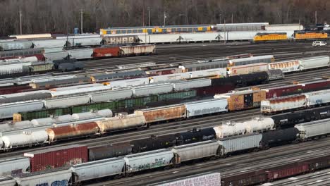 Eisenbahnhof-Mit-Waggons-Und-Gleisen