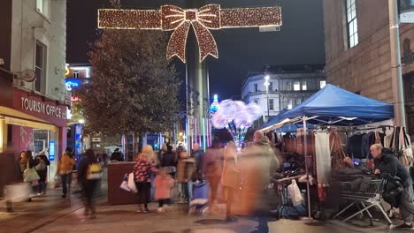 La-Videografía-Con-Hiperlapso-De-Luces-Navideñas-Es-Una-Técnica-De-Fotografía-Utilizada-Para-Crear-Videos-De-Lapso-De-Tiempo-De-La-Vida-En-Las-Calles-De-Dublín-En-Navidad.