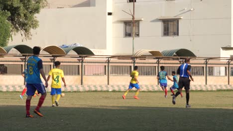 Zeitlupenansicht-Von-Fußballspielern,-Die-Bei-Einem-Lokalen-Spiel-In-Karatschi,-Pakistan,-Herumlaufen