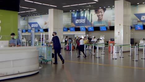 Die-Check-in-schalter-In-Der-Belebten-Halle-Des-Internationalen-Flughafens-Brasilia