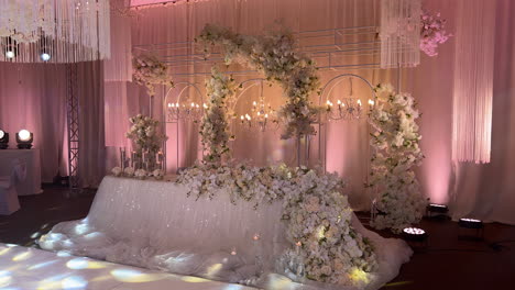 Mesa-De-Boda-Bellamente-Decorada-Con-Flores-Artificiales-E-Iluminada