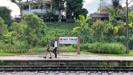 Wanderer-Am-Bahnkorridor-Gegen-Die-Beschilderung-Des-Bahnhofs-Bukit-Timah-In-Singapur