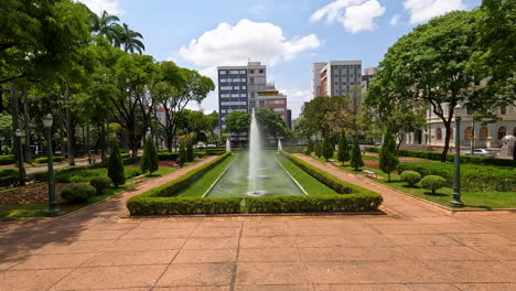 Caminando-Por-La-Plaza-De-La-Libertad-Junto-A-Las-Fuentes-Y-Caminando-Por-El-Pabellón-En-Belo-Horizonte,-Brasil