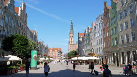 Gente-Caminando-En-El-Casco-Antiguo-Del-Mercado-Largo-En-Gdansk,-Día-Soleado