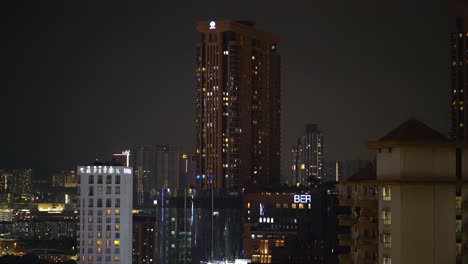 Vista-Nocturna-De-Berjaya-Times-Square,-Hotel-Capitol-Y-Edificios-Cercanos,-Horizonte-De-Kuala-Lumpur,-Malasia