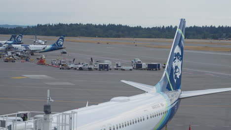 Toma-Aérea-Del-Avión-De-La-Aerolínea-Alaska-Parado-En-El-Aeropuerto