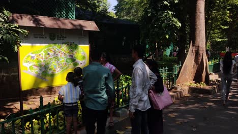 Una-Guía-Turística-Que-Muestra-Un-Mapa-Del-Zoológico-Veermata-Jijabai-Bhonsale-Udyan-Byculla-A-Los-Visitantes-En-Rani-Baug-Victoria-Garden