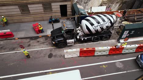 Luftaufnahme-Rund-Um-Einen-Betonmischer-Auf-Einer-Baustelle-In-New-York---Kreisen,-Drohnenaufnahme