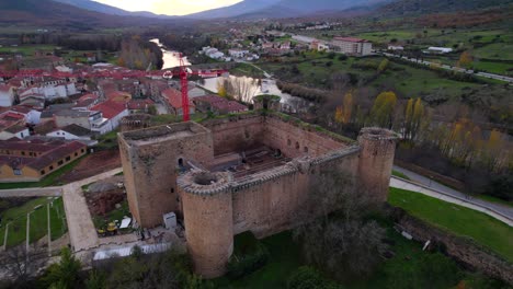 Vuelo-Aéreo-Hacia-El-Patio-Del-Castillo-De-Valdecorneja-Pasando-Por-Restauraciones-Con-Grúa-De-Construcción-Roja-A-La-Vista