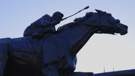 Churchill-Downs-Barbaro-Statue-Niedrig-Breiter