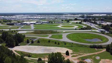 Eine-Drohnenaufnahme,-Die-Die-Teststrecke-In-Der-BMW-Performance-Facility-In-Greer,-SC,-Zeigt