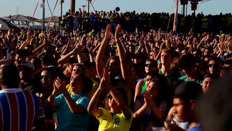 Brasileros-Celebran-La-Primera-Victoria-En-Quatar-En-El-Fun-Fest-En-La-Ciudad-De-Porto-Alegre,-Brasil