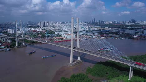 Luftaufnahme-Von-Phu-My-Bridge-über-Den-Saigon-River-Mit-Straßen--Und-Flusstransport-An-Einem-Sonnigen-Tag