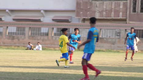 Jugador-De-Fútbol-Pateando-La-Pelota-En-El-Partido-Del-Equipo-Local-En-Karachi,-Pakistán