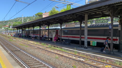 Passagiere-Verlassen-Den-Zug-Gehen-In-Richtung-Ausgang-Am-Bahnhof-Santa-Margherita-Italien
